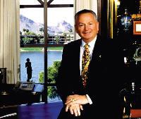 Rex Maughan - fondatorul si presedintele Forever Living Products